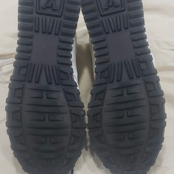 Louis Vuitton Run Away Sneakers - Picture 4 of 6